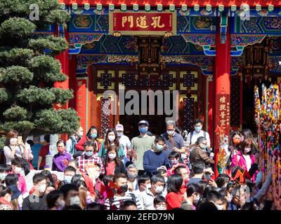 2021 Feb 15,Hongkong.Gläubige, die Gesichtsmasken tragen, um sich vor der Ausbreitung des Coronavirus im Tempel Wong Tai Sin zu schützen. Stockfoto