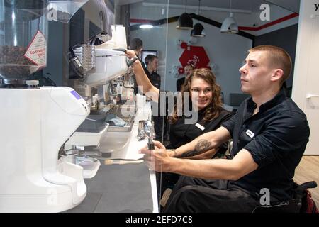 MINSK, WEISSRUSSLAND - Januar 2021: Invalidität Inklusion Team in einem inklusiven Café. Ein einzigartiges Projekt, ein inklusives Café. Ein Ort, an dem alle Mitarbeiter behindert sind. Wird von einer Person mit Down-Syndrom verwaltet. Alle Baristas sind deaktiviert. Stockfoto