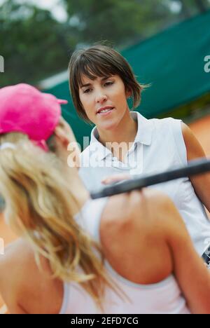 Nahaufnahme von zwei Tennisspielerinnen, die auf einem Tennis stehen gericht Stockfoto