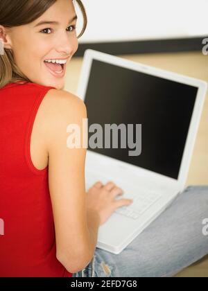 Rückansicht einer jungen Frau mit einem laptop Stockfoto