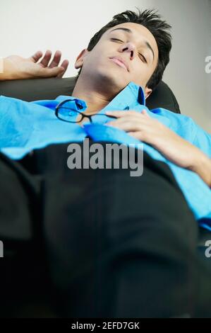 Nahaufnahme eines jungen Mannes, der schläft Stockfoto