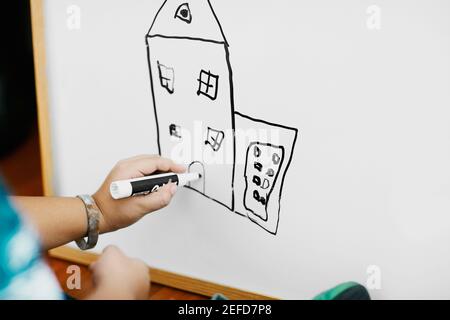 Nahaufnahme einer personŽs Hand, die eine Skizze zeichnet Stockfoto