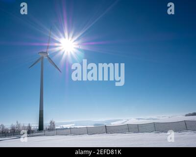 Windturbine in einer Winterlandschaft Stockfoto