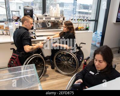 MINSK, WEISSRUSSLAND - Januar 2021: Invalidität Inklusion Team in einem inklusiven Café. Ein einzigartiges Projekt, ein inklusives Café. Ein Ort, an dem alle Mitarbeiter behindert sind. Wird von einer Person mit Down-Syndrom verwaltet. Alle Baristas sind deaktiviert. Stockfoto