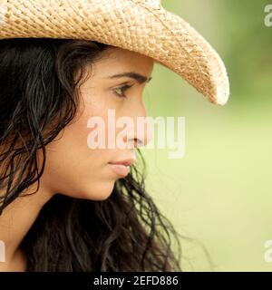 Seitenansicht einer jungen Frau mit Hut Stockfoto