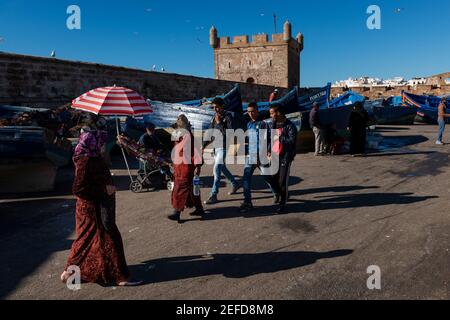 Essaouira, Marokko - 15. April 2016: Menschen im Hafen der Stadt Essaouira, an der Atlantikküste von Marokko. Stockfoto