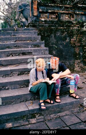 Zwei Abenteurer an den Kaiserlichen Gräbern, Hue, Vietnam Stockfoto