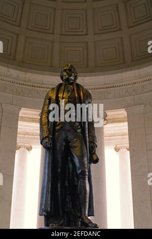 Niedrige Ansicht einer Statue, Jefferson Memorial, Washington DC, USA Stockfoto