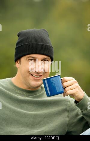 Porträt eines reifen Mannes mit einem Becher Stockfoto