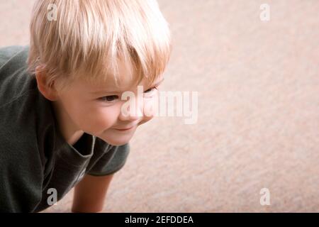 Nahaufnahme eines Jungen, der kriecht Stockfoto