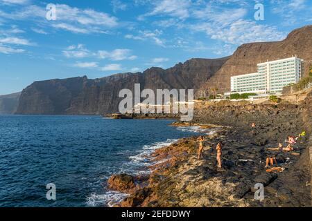 Los Gigantes, Spanien - November 23. 2020: Menschen bei Sonnenuntergang an den Klippen Los Gigantes auf Teneriffa, Acantilados de los Gigantes, Kanarische Inseln, Spanien Stockfoto