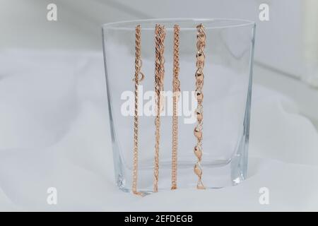 White Gold Schmuck für elegante Frauen. Nahaufnahme Stockfoto