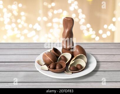 Schokoladenhase, Eier und Süßigkeiten auf dem Teller Stockfoto