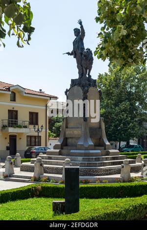 KARLOVO, BULGARIEN - 3. AUGUST 2014: Denkmal des bulgarischen Revolutionärs und Nationalhelden Vasil Levski in der Stadt Karlovo, Region Plovdiv, Bulgarien Stockfoto