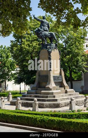 KARLOVO, BULGARIEN - 3. AUGUST 2014: Denkmal des bulgarischen Revolutionärs und Nationalhelden Vasil Levski in der Stadt Karlovo, Region Plovdiv, Bulgarien Stockfoto