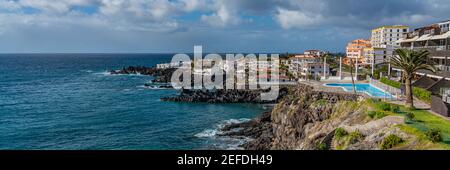 Tropische Insel Teneriffa. Panorama der Küste mit Gebäuden mit Pool auf der Insel Teneriffa. Hintergrund blau Himmel Farbe Stockfoto