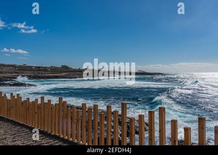 Tropische Insel Teneriffa.Panorama des Strandes auf der Insel Teneriffa. Hintergrund blau Himmel Farbe Stockfoto