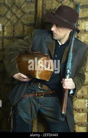 Bandit mit Gewehr im wilden Westen Stockfoto