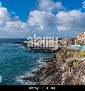 Tropische Insel Teneriffa. Panorama der Küste mit Gebäuden mit Pool auf der Insel Teneriffa. Hintergrund blau Himmel Farbe Stockfoto