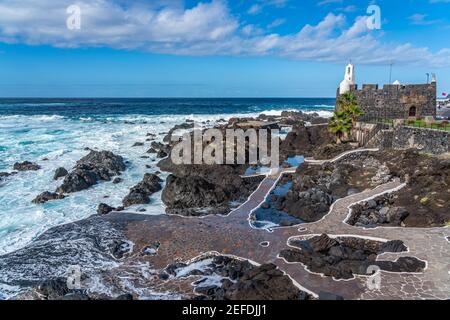 Naturbäder, Piscinas Naturales de Garachico El Caleton, bei stürmischem Wetter mit hohen Wellen, Touristenattraktion von Garachico Teneriffa Stockfoto