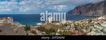 Puerto de Santiago, Blick auf die Stadt mit Gebäuden, Teneriffa, Kanarische Inseln, Spanien, Panorama Stockfoto