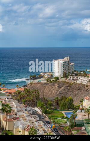 Puerto de Santiago, Blick auf die Stadt mit Gebäuden, Teneriffa, Kanarische Inseln, Spanien, vertikal Stockfoto