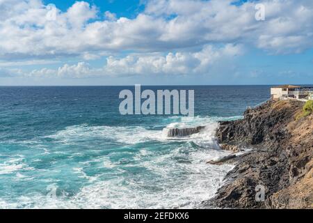 Ein gewaltiger Sturm im Atlantik in einer Bucht an der Küste Teneriffas. Kanarische Inseln, Spanien Stockfoto