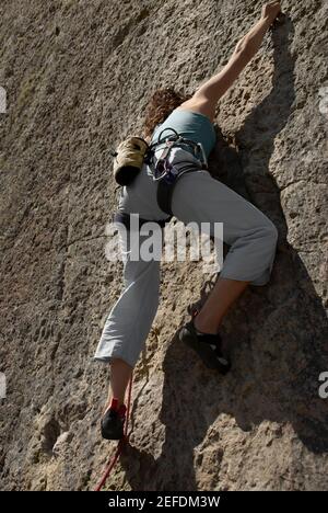 Low-Angle-Ansicht einer weiblichen Kletterer bestiegen eine Felswand Stockfoto