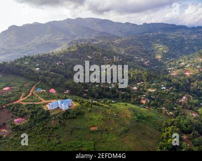 Luftdrohne Aufnahme des Dorfes Lushoto in den Usambara Bergen. Abgelegener Ort in der Provinz Tanga, Tansania, Afrika Stockfoto