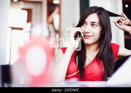 Junge Frau am Handy Stockfoto