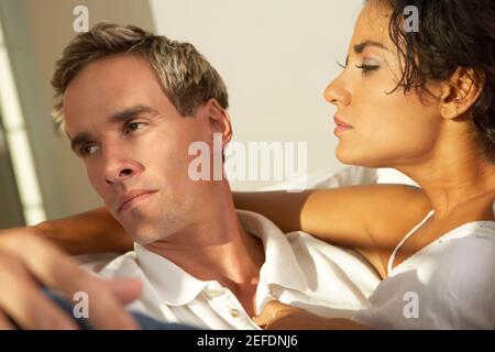 Nahaufnahme einer jungen Frau, die einen jungen Mann ansieht Stockfoto