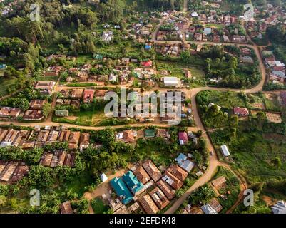 Luftdrohne Aufnahme des Dorfes Lushoto in den Usambara Bergen. Abgelegener Ort in der Provinz Tanga, Tansania, Afrika Stockfoto