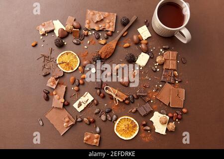 Heiße Schokolade mit Nüssen, Kakaopulver und Bonbons Stockfoto