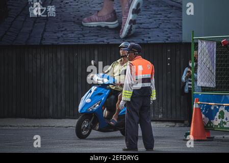 Taichung,Taichung City,Taiwan-05/14/2019:ein Freiwilliger der Polizeiunterstützung, der Verkehr leitet.die Freiwilliger der Polizeiunterstützung hat nicht das gleiche Powe Stockfoto