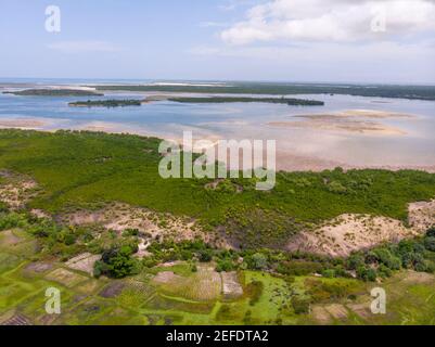 Unbewohnte tropische Inseln im Indischen Ozean. Luftaufnahme der Insel Pemba, Sansibar. Tansania. Afrika Stockfoto