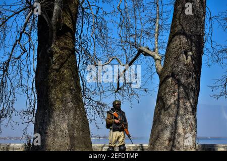 Srinagar, Indien. Februar 2021, 17th. Ein paramilitärischer Trooper steht während der Schließung auf der Hut.EINE Delegation von Gesandten der Europäischen Union in Indien kam in Srinagar zu einem zweitägigen Besuch in Jammu und Kaschmir, um die Situation nach der Abschaffung seines Sonderstatus im Jahr 2019 zu bewerten, sagten Beamte. Unterdessen beobachteten Teile von Srinagar eine Abschaltung, um die Ankunft der Delegation der Gesandten nach Jammu und Kaschmir zu markieren. Kredit: SOPA Images Limited/Alamy Live Nachrichten Stockfoto