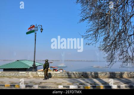 Srinagar, Indien. Februar 2021, 17th. Ein paramilitärischer Trooper steht während der Schließung auf der Hut.EINE Delegation von Gesandten der Europäischen Union in Indien kam in Srinagar zu einem zweitägigen Besuch in Jammu und Kaschmir, um die Situation nach der Abschaffung seines Sonderstatus im Jahr 2019 zu bewerten, sagten Beamte. Unterdessen beobachteten Teile von Srinagar eine Abschaltung, um die Ankunft der Delegation der Gesandten nach Jammu und Kaschmir zu markieren. Kredit: SOPA Images Limited/Alamy Live Nachrichten Stockfoto