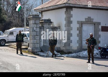 Srinagar, Indien. Februar 2021, 17th. Regierungskräfte stehen während der Stilllegung auf der Hut.EINE Delegation von Gesandten der Europäischen Union in Indien kam zu einem zweitägigen Besuch in Jammu und Kaschmir nach Srinagar, um die Situation nach der Abschaffung ihres Sonderstatus im Jahr 2019 zu bewerten, sagten Beamte. Unterdessen beobachteten Teile von Srinagar eine Abschaltung, um die Ankunft der Delegation der Gesandten nach Jammu und Kaschmir zu markieren. Kredit: SOPA Images Limited/Alamy Live Nachrichten Stockfoto