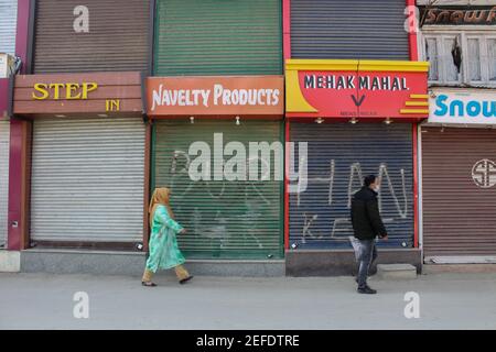 Srinagar, Indien. Februar 2021, 17th. Pendler laufen während des Stillstands auf einem geschlossenen Markt.EINE Delegation von Gesandten der Europäischen Union in Indien kam in Srinagar zu einem zweitägigen Besuch in Jammu und Kaschmir, um die Situation nach der Abschaffung seines Sonderstatus im Jahr 2019 zu bewerten, sagten Beamte. Unterdessen beobachteten Teile von Srinagar eine Abschaltung, um die Ankunft der Delegation der Gesandten nach Jammu und Kaschmir zu markieren. Kredit: SOPA Images Limited/Alamy Live Nachrichten Stockfoto