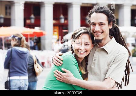 Porträt eines jungen Paares umarmen einander und lächelnd Stockfoto