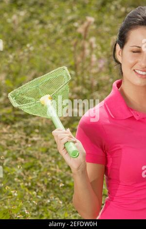 Nahaufnahme einer jungen Frau mit einem Schmetterlingsnetz Stockfoto