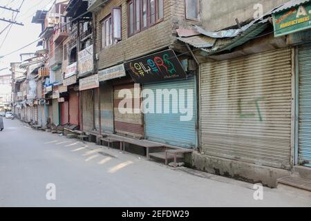 Srinagar, Indien. Februar 2021, 17th. Gesamtansicht eines geschlossenen Markts während des Stillstands. Eine Delegation von Gesandten der Europäischen Union in Indien kam zu einem zweitägigen Besuch in Jammu und Kaschmir nach Srinagar, um die Situation nach der Abschaffung ihres Sonderstatus im Jahr 2019 zu bewerten, sagten Beamte. Unterdessen beobachteten Teile von Srinagar eine Abschaltung, um die Ankunft der Delegation der Gesandten nach Jammu und Kaschmir zu markieren. Kredit: SOPA Images Limited/Alamy Live Nachrichten Stockfoto