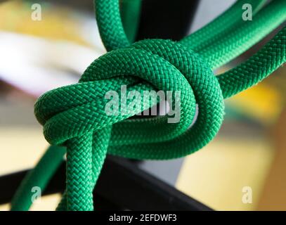 Nahaufnahme grünes Seil mit Knoten auf selektiven Fokus Hintergrund Stockfoto