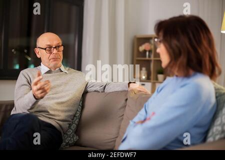 Unglückliches älteres Paar, das zu Hause streitet Stockfoto