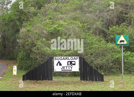 Hippopotomas Warnschild auf der Zufahrtsstraße zum Campingplatz St. Lucia, Südafrika November Stockfoto