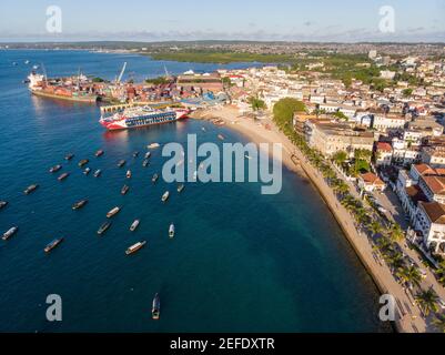 Luftaufnahme auf Dhow-Schiffen nahe der afrikanischen Küste. Stone Town, Sansibar, Tansania Stockfoto