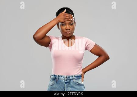 afroamerikanische Frau mit Kopfschmerzen oder Fieber Stockfoto