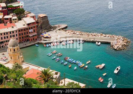 Blick auf Boote im Meer, Kirche Santa Margherita dÅ½Antiochia, Schloss Doria, Italienische Riviera, Nationalpark Cinque Terre, Vernazza, La Spezia, Ligurien, Italien Stockfoto