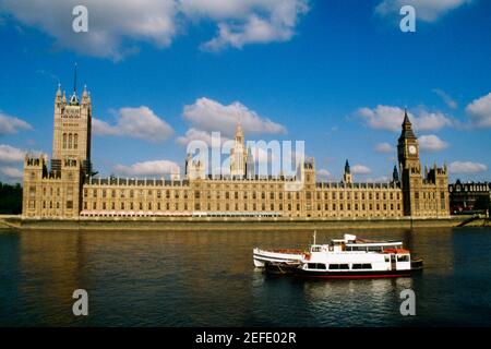 Blick auf das Parlament mit Blick auf den Fluss, London, England Stockfoto