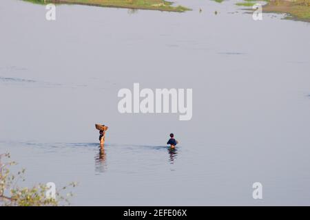 High-Angle-Ansicht von zwei Bauern, die einen Fluss überqueren, Agra, Uttar Pradesh, Indien Stockfoto